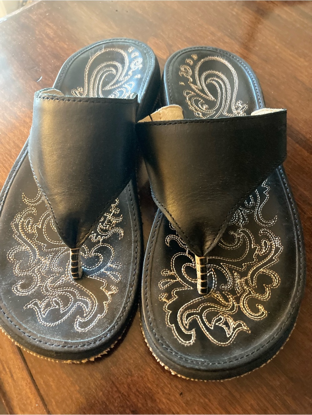 OluKai Black Leather Embroidered Toe-Post Sandals Size 6 - Picture 6 of 12